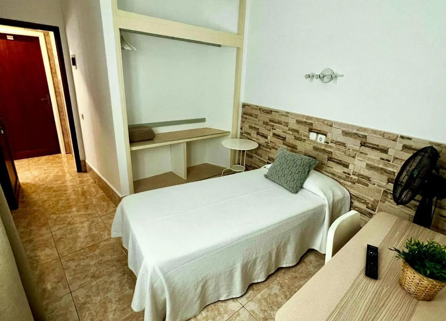 Hostal Residencia Cardona Arrecife  Ostello Arrecife (Lanzarote)