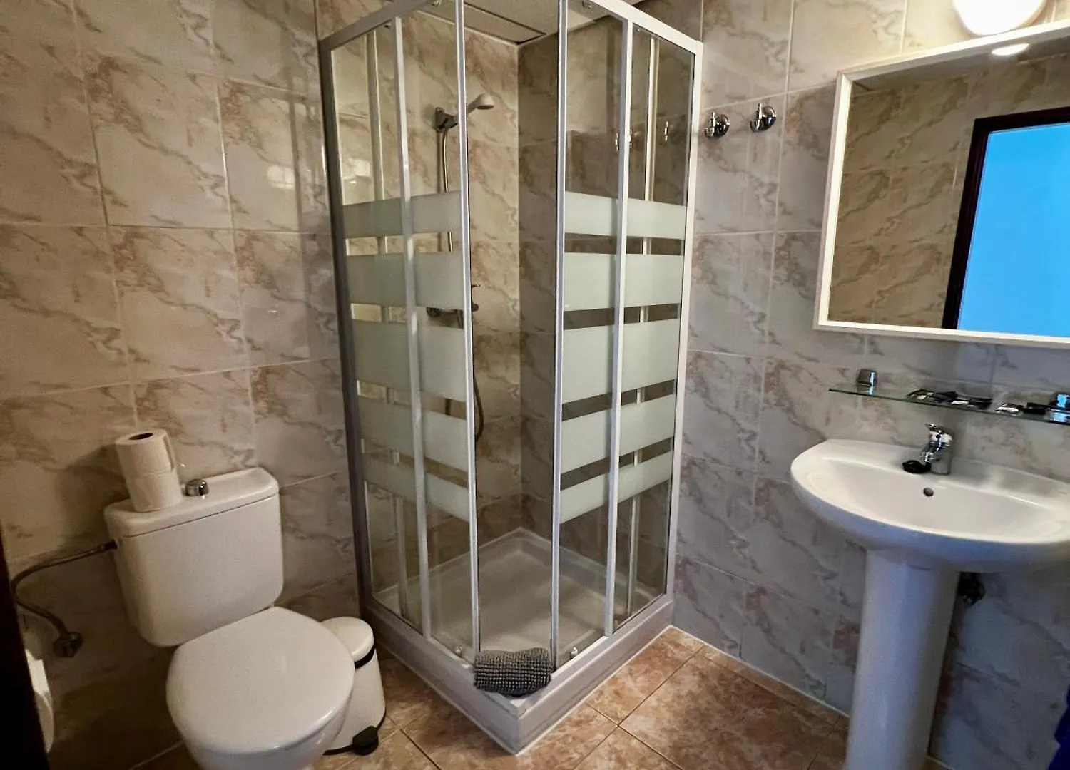 ホステル Hostal Residencia Cardona アレシフェ