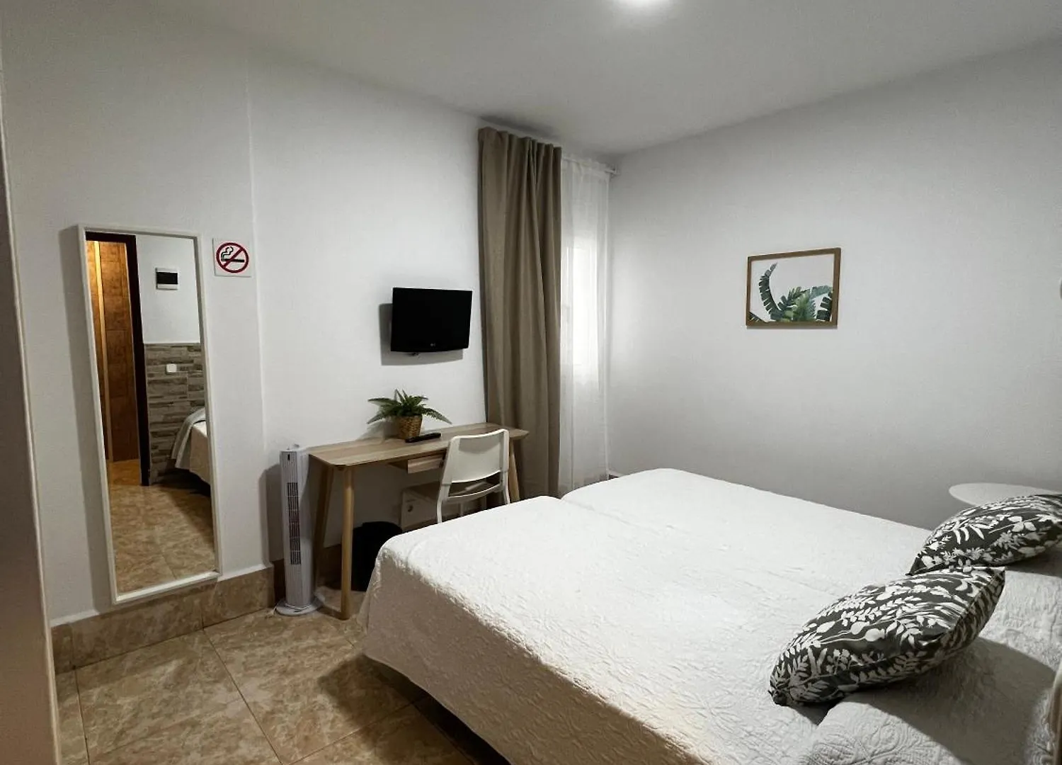 Hostal Residencia Cardona Arrecife  Hostel